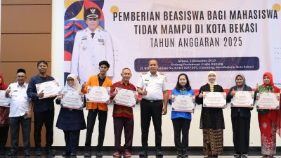 Kota Bekasi - Wali Kota Bekasi Tri Adhianto menyerahkan secara simbolis bantuan beasiswa bagi 1.470 penerima dari 77 perguruan tinggi yang tersebar di Kota Bekasi, Rabu (3/12/2025). Foto: Ist/Gobekasi.id.