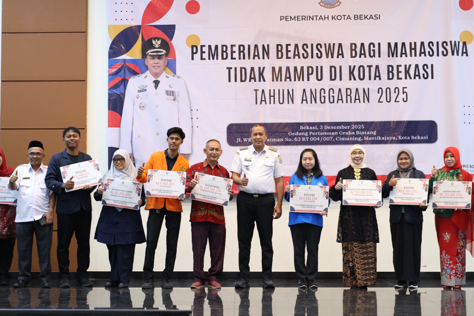 Kota Bekasi - Wali Kota Bekasi Tri Adhianto menyerahkan secara simbolis bantuan beasiswa bagi 1.470 penerima dari 77 perguruan tinggi yang tersebar di Kota Bekasi, Rabu (3/12/2025). Foto: Ist/Gobekasi.id.