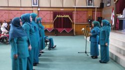 Kota Bekasi - Ketua TP PKK Kota Bekasi, Wiwiek Hargono, melantik tujuh Ketua TP PKK Kecamatan masa bakti 2025–2030 di Balai Patriot, Rabu (3/12/2025). Foto: Ist/Gobekasi.id.