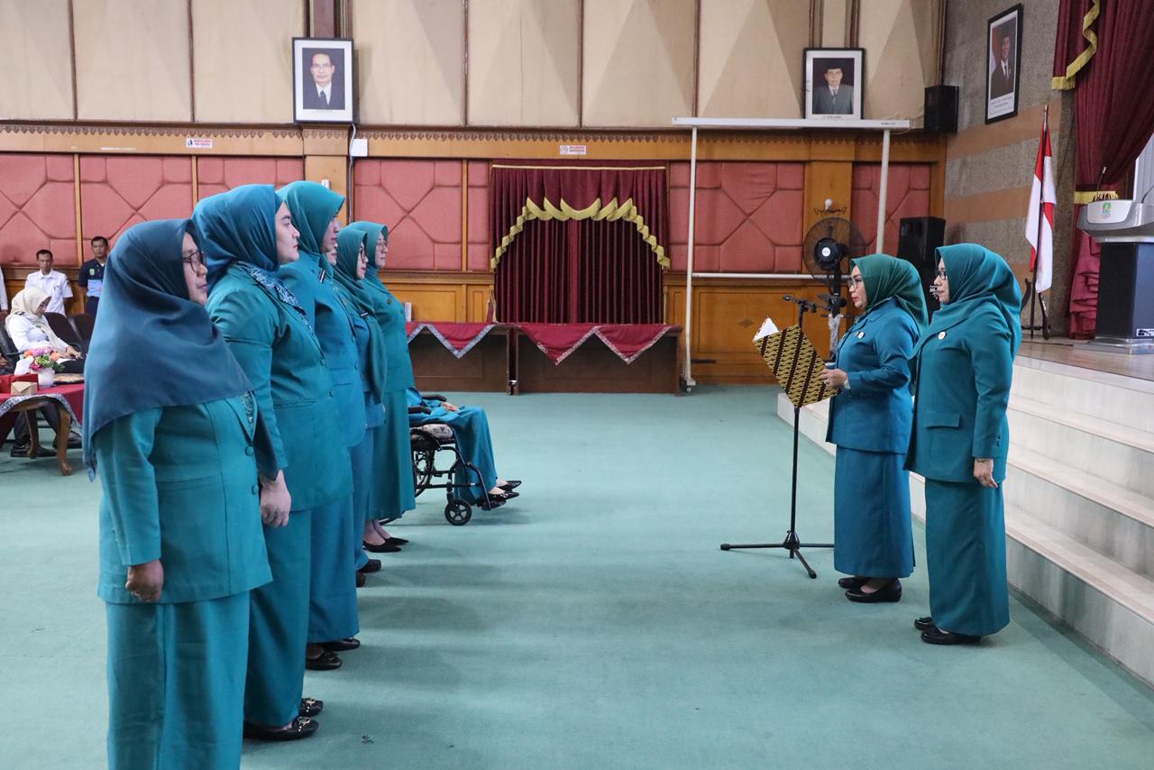 Kota Bekasi - Ketua TP PKK Kota Bekasi, Wiwiek Hargono, melantik tujuh Ketua TP PKK Kecamatan masa bakti 2025–2030 di Balai Patriot, Rabu (3/12/2025). Foto: Ist/Gobekasi.id.