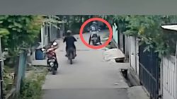 Kota Bekasi - Rekaman CCTV pencurian Motor Honda PCX milik Ketua RW di Kampung Pengarengan, Bekasi Utara. Foto: Ist/Gobekasi.id.