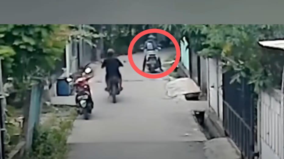 Kota Bekasi - Rekaman CCTV pencurian Motor Honda PCX milik Ketua RW di Kampung Pengarengan, Bekasi Utara. Foto: Ist/Gobekasi.id.