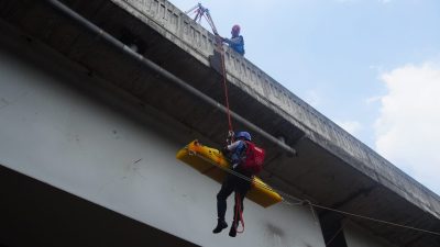 Kota Bekasi - Simulasi tanggap darurat kecelakaan dan pertolongan ketinggian (High Angle Rescue) di Jalan Layang Mohamed Bin Zayed (MBZ). Foto: Ist/Gobekasi.id.