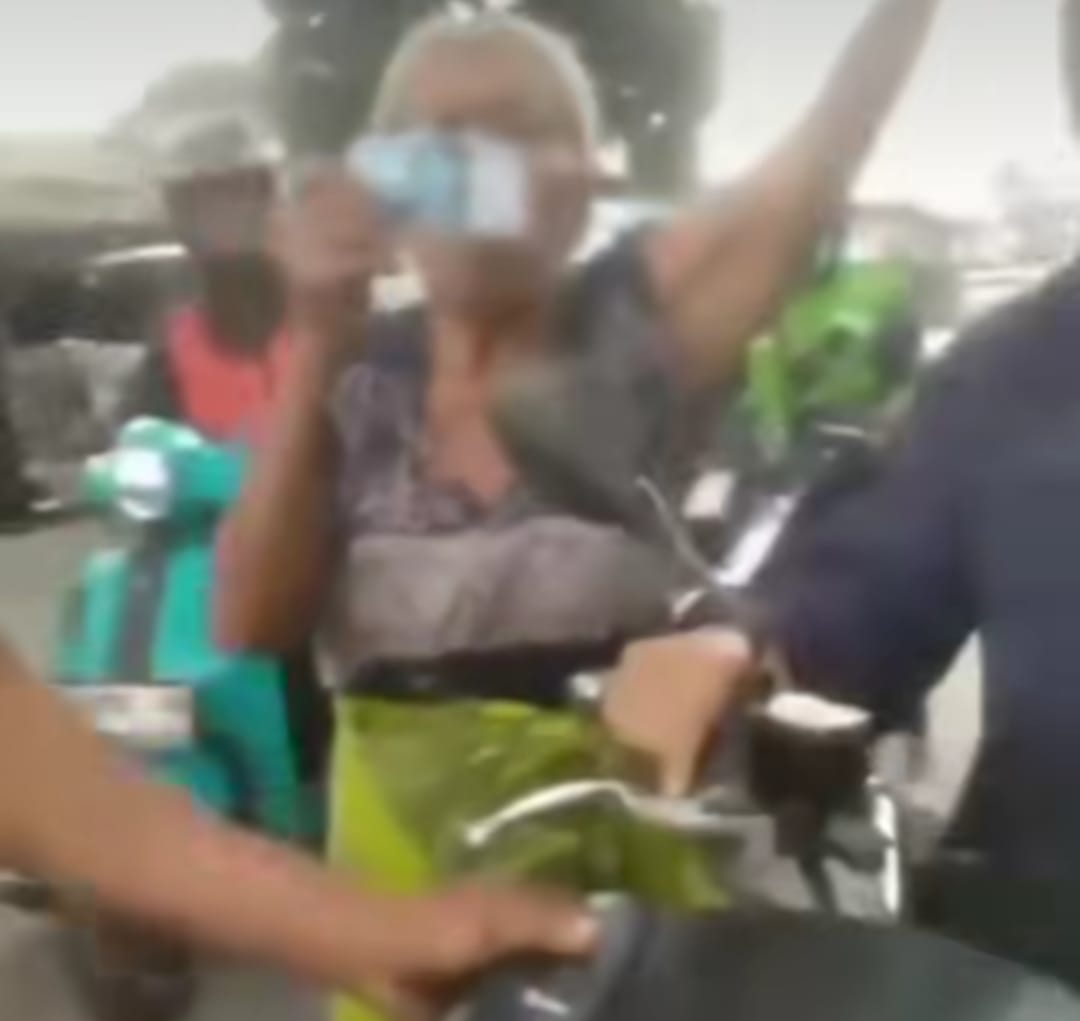Kabupaten Bekasi - Seorang nenek menunjukan uang pecahan Rp 50.000 diduga palsu dari pengendara motor usai berbelanja. Foto: Ist/Gobekasi.id.