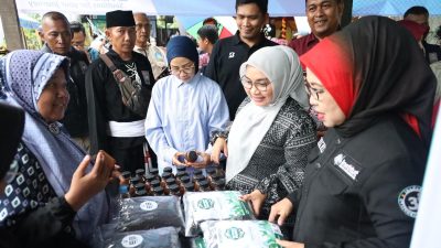 Kota Bekasi - Ketua Forum Kota Bekasi Sehat, Wiwiek Hargono, menghadiri peluncuran Kampung Komposter di Kelurahan Harapan Jaya, Bekasi Utara, Kamis (4/11/2025). Foto: Ist/Gobekasi.id.
