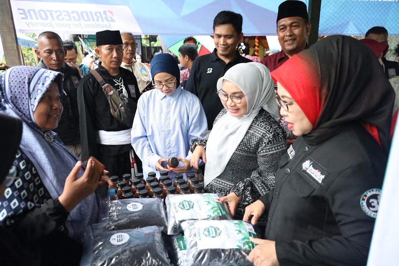 Kota Bekasi - Ketua Forum Kota Bekasi Sehat, Wiwiek Hargono, menghadiri peluncuran Kampung Komposter di Kelurahan Harapan Jaya, Bekasi Utara, Kamis (4/11/2025). Foto: Ist/Gobekasi.id.
