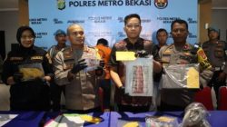 Kabupaten Bekasi -Kapolres Metro Bekasi Komisaris Besar Mustofa saat memaparkan perkara percetakan dan pengedar uang palsu, Jumat (5/12/2025). Foto: Ist/Gobekasi.id.