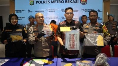 Kabupaten Bekasi -Kapolres Metro Bekasi Komisaris Besar Mustofa saat memaparkan perkara percetakan dan pengedar uang palsu, Jumat (5/12/2025). Foto: Ist/Gobekasi.id.