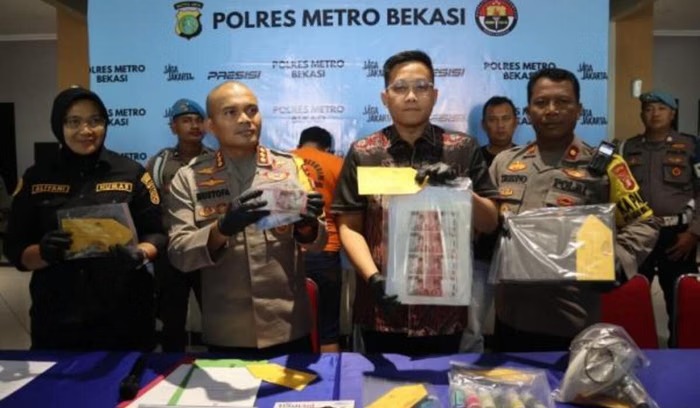 Kabupaten Bekasi -Kapolres Metro Bekasi Komisaris Besar Mustofa saat memaparkan perkara percetakan dan pengedar uang palsu, Jumat (5/12/2025). Foto: Ist/Gobekasi.id.