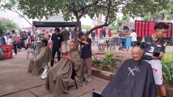 Kota Bekasi - Komunitas Cukur akan menyalurkan bantuan bagi korban banjir bandang di Sumatera. Aksi solidaritas ini mereka lakukan di area CFD Kompleks Stadion Patriot Candrabhaga-Jalan Ahmad Yani, Minggu (7/12/2025). Foto: Yessiana/Gobekasi.id.