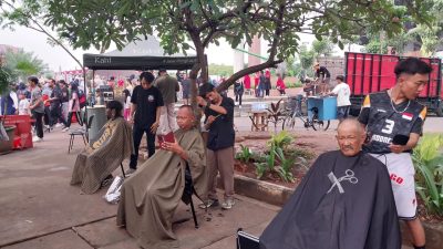 Kota Bekasi - Komunitas Cukur akan menyalurkan bantuan bagi korban banjir bandang di Sumatera. Aksi solidaritas ini mereka lakukan di area CFD Kompleks Stadion Patriot Candrabhaga-Jalan Ahmad Yani, Minggu (7/12/2025). Foto: Yessiana/Gobekasi.id.