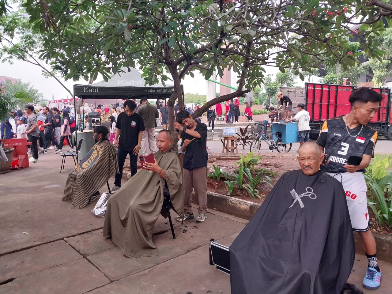 Kota Bekasi - Komunitas Cukur akan menyalurkan bantuan bagi korban banjir bandang di Sumatera. Aksi solidaritas ini mereka lakukan di area CFD Kompleks Stadion Patriot Candrabhaga-Jalan Ahmad Yani, Minggu (7/12/2025). Foto: Yessiana/Gobekasi.id.