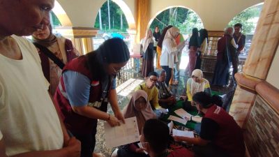 Kota Bekasi - Tenaga Kesehatan Kota Bekasi memberikan penanganan secara langsung kepada para korban banjir bandang di Kabupaten Agam, Sumatera Barat. Foto: Ist/Gobekasi.id.