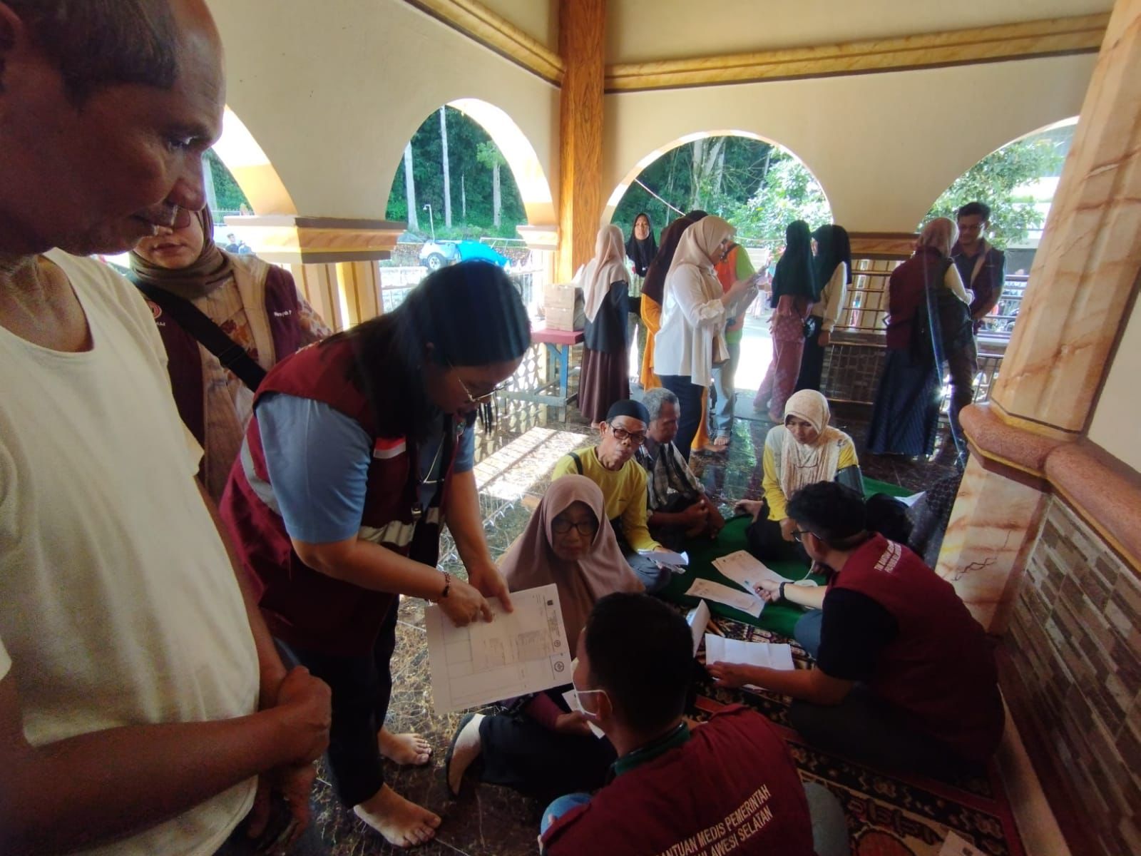Kota Bekasi - Tenaga Kesehatan Kota Bekasi memberikan penanganan secara langsung kepada para korban banjir bandang di Kabupaten Agam, Sumatera Barat. Foto: Ist/Gobekasi.id.