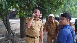 Kota Bekasi - Wali Kota Bekasi, Tri Adhianto saat meninjau proyek peningkatan Jembatan Nol di Rawalumbu yang ambruk, Senin (8/12/2025). Foto: Ist/Gobekasi.id.