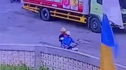 Bekasi - Tangkapan layar detik-detik seorang kakek kehilangan motornya. Foto: Ist/Gobekasi.id.