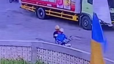 Bekasi - Tangkapan layar detik-detik seorang kakek kehilangan motornya. Foto: Ist/Gobekasi.id.