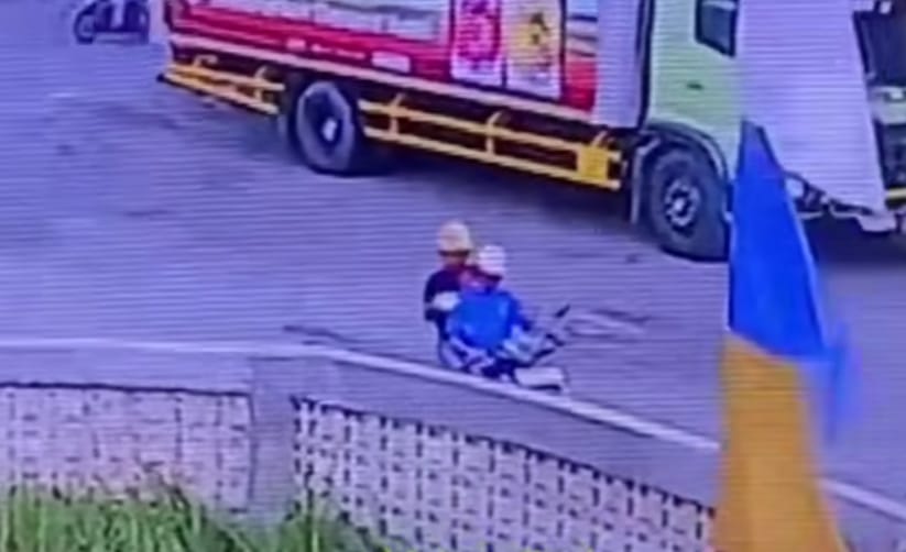 Bekasi - Tangkapan layar detik-detik seorang kakek kehilangan motornya. Foto: Ist/Gobekasi.id.