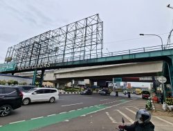 JPO Ditutup Tanpa Solusi, Pejalan Kaki di Ahmad Yani Nekat Menyebrang di Jalan Padat