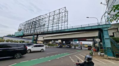 Kota Bekasi - Salah satu JPO di Jalan Ahmad Yani, Bekasi Selatan, yang ditutup hingga menyebabkan para pejalan kaki merayapi badan jalan untuk menyebrang. Foto: Septian/Gobekasi.id.