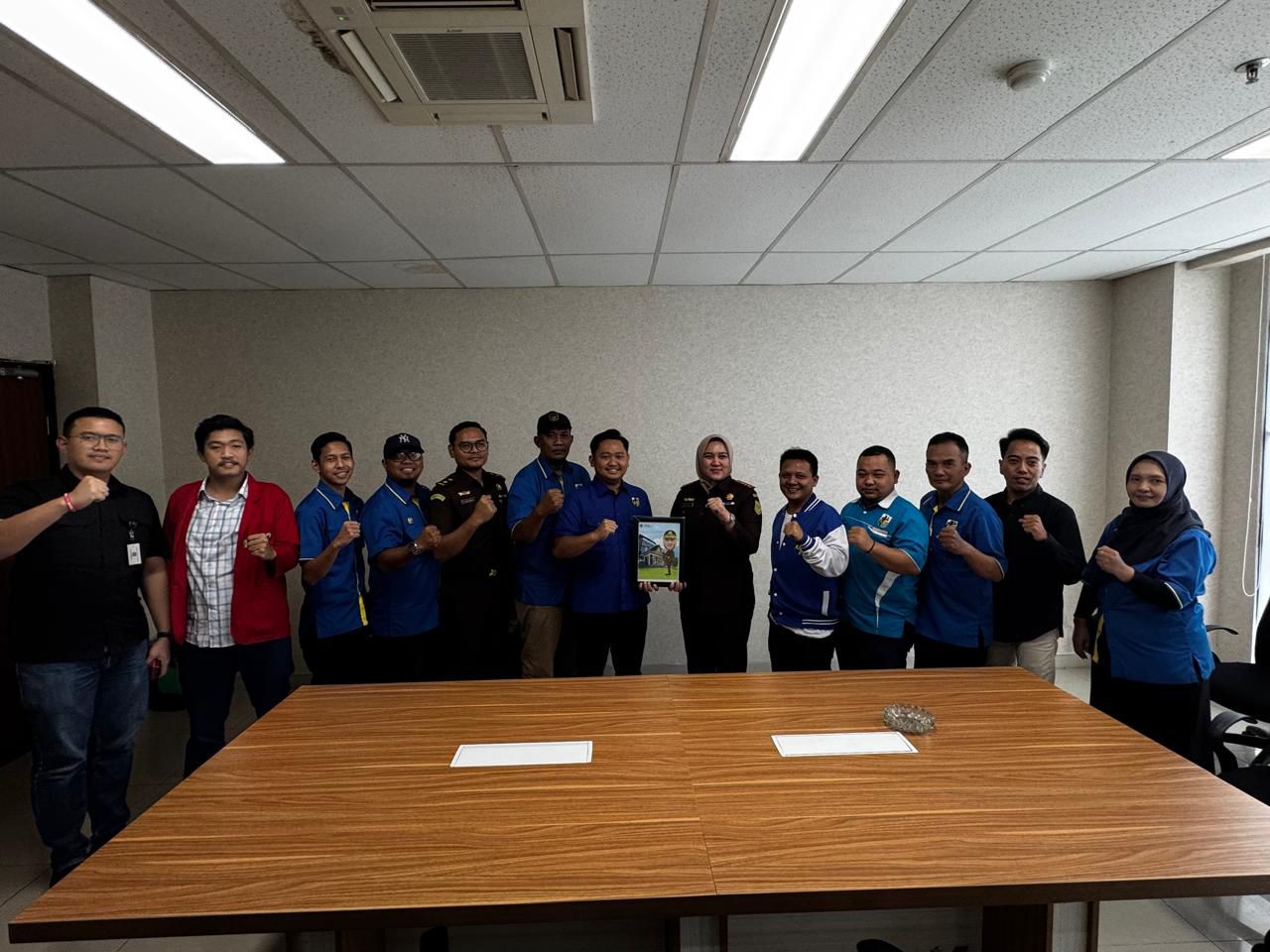 Kejari Kota Bekasi, menggandeng KNPI dalam pencegahan korupsi di kesempatan peringatan Hari Anti-Korupsi Dunia (Hakordia) di kantor Kejari, Selasa (9/12/2025). Foto: Ist/Gobekasi.id.