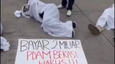 Kabupaten Bekasi - Aksi Teaterikal warga Jayasampurna, Kabupaten Bekasi di depan Kantot Perumda Tirta Bhagasasi, Selasa (9/12/2025). Foto: Ist/Gobekasi.id.