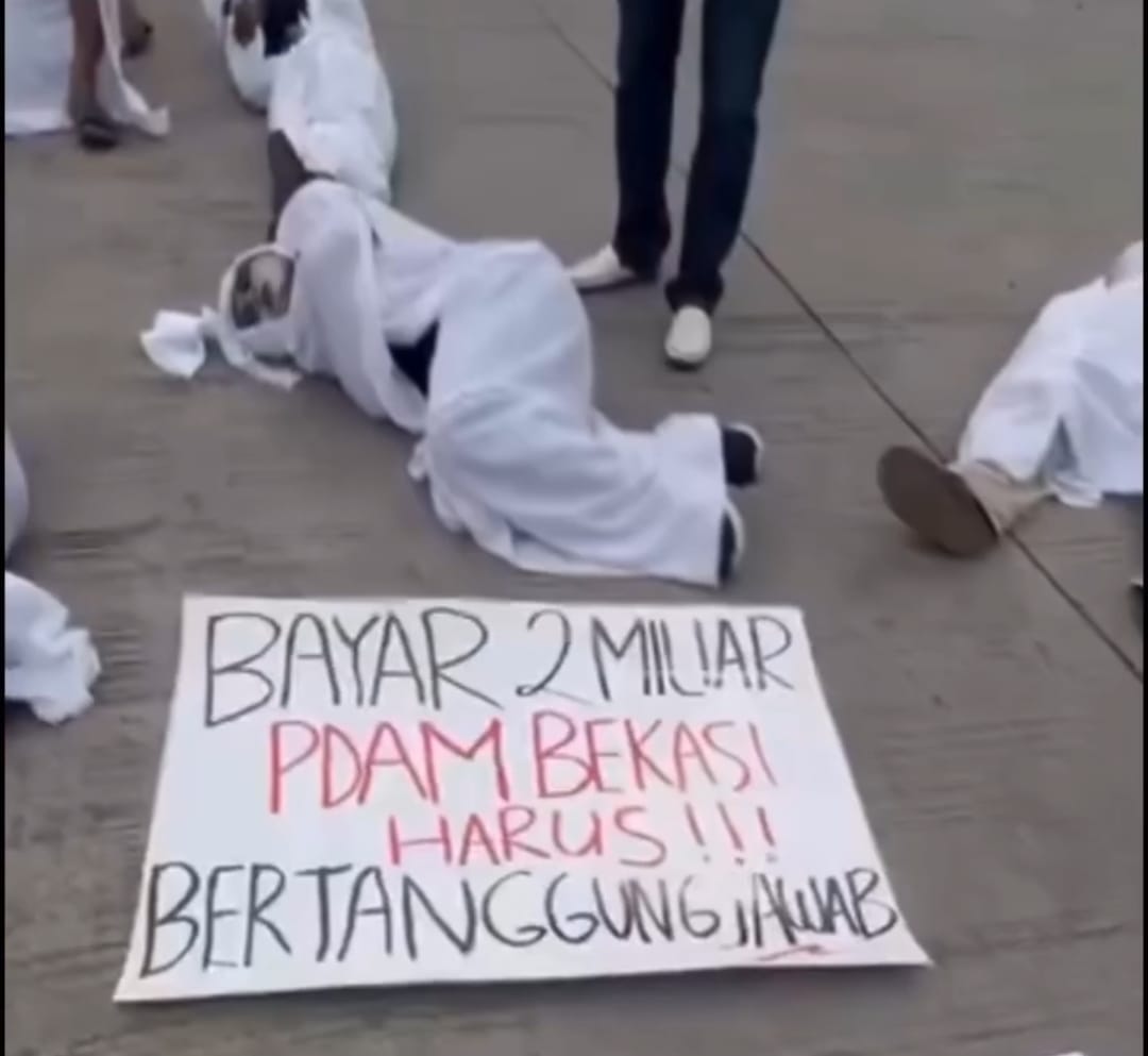Kabupaten Bekasi - Aksi Teaterikal warga Jayasampurna, Kabupaten Bekasi di depan Kantot Perumda Tirta Bhagasasi, Selasa (9/12/2025). Foto: Ist/Gobekasi.id.