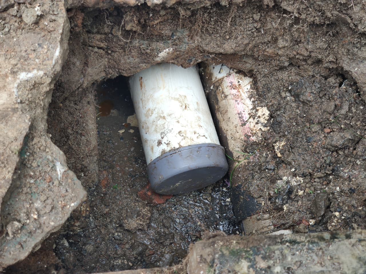 Kota Bekasi - Saluran limbah dapur MBG Bojong Menteng yang mencemari lingkungan warga. Foto: Ist/Gobekasi.id.