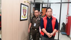 Kabupaten Bekasi -Kejati Jabar menggiring tersangka RAS-eks Sekwan Kabupaten Bekasi dan S-Wakil Ketua DPRD dalam kasus tindak pidana korupsi tunjangan rumah. Foto: Ist/Gobekasi.id.