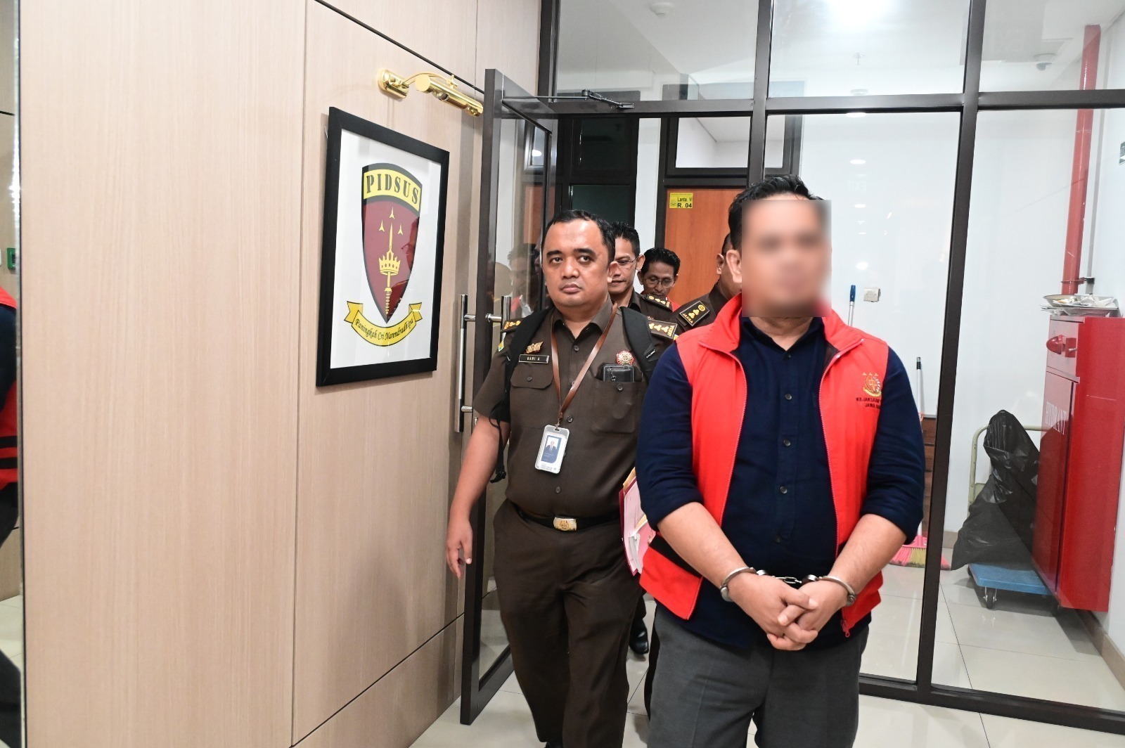 Kabupaten Bekasi -Kejati Jabar menggiring tersangka RAS-eks Sekwan Kabupaten Bekasi dan S-Wakil Ketua DPRD dalam kasus tindak pidana korupsi tunjangan rumah. Foto: Ist/Gobekasi.id.