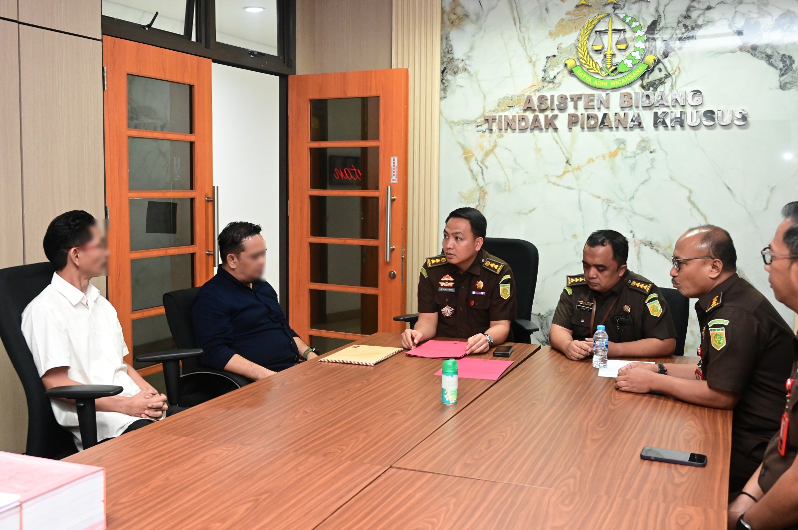 Kabupaten Bekasi - Kejati Jabar menahan eks Sekwan Kabupaten Bekasi berinisial RAS atas dugaan tindak pidana korupsi tunjangan rumah DPRD Kabupaten Bekasi. Foto: Ist/Gobekasi.id.