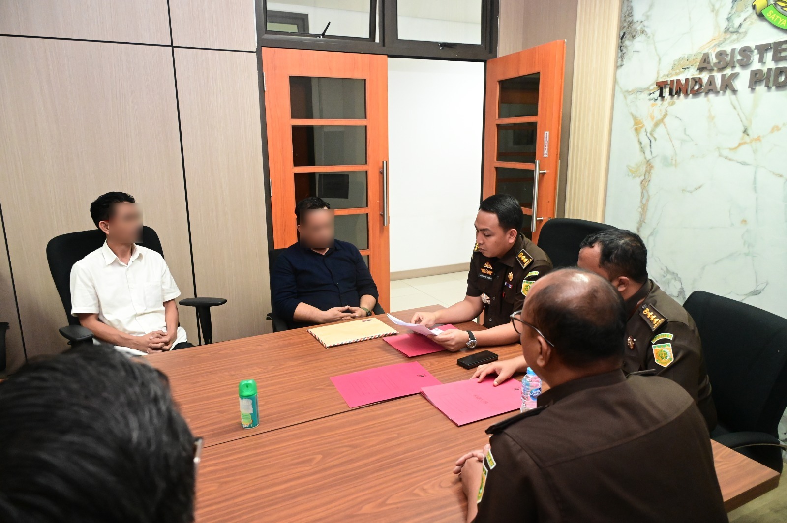 Kabupaten Bekasi - Kejati Jabar menetapkan tersangka RAS-eks Sekwan Kabupaten Bekasi dan S-Wakil Ketua DPRD dalam kasus tindak pidana korupsi tunjangan rumah. Foto: Ist/Gobekasi.id.
