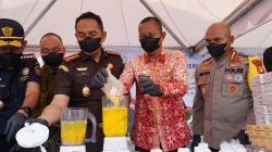 Kabupaten Bekasi - Kejari Kota Bekasi bersama Forkopimda memusnahkan barang bukti rokok ilegal dan narkoba beserta barang bukti hasil kejahatan, Kamis (11/12/2025). Foto: Ist/Gobekasi.id.