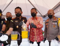 Kejari Bekasi Musnahkan 2,5 Juta Rokok Ilegal dan Narkoba dari Perkara Inkracht