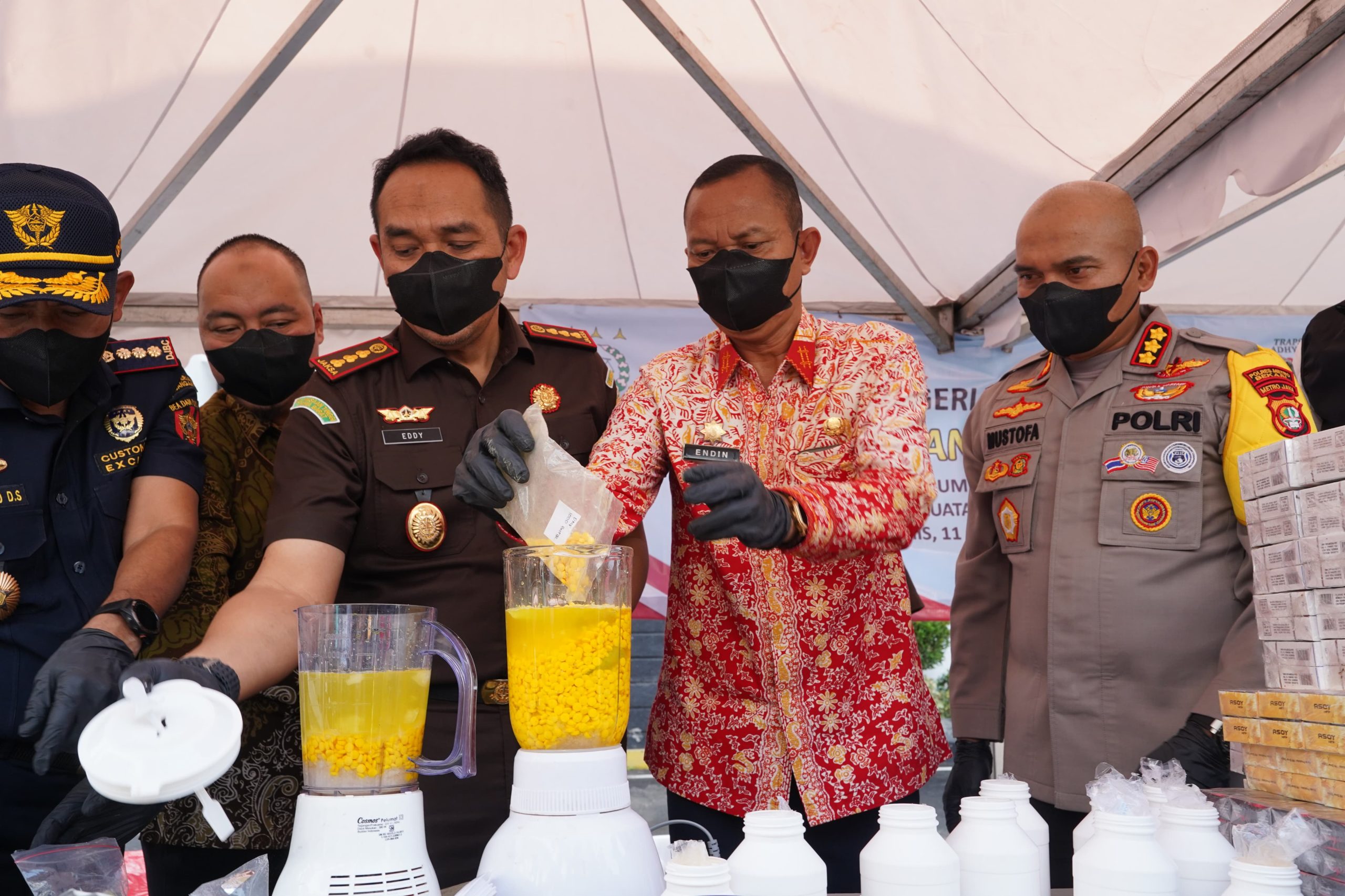 Kabupaten Bekasi - Kejari Kota Bekasi bersama Forkopimda memusnahkan barang bukti rokok ilegal dan narkoba beserta barang bukti hasil kejahatan, Kamis (11/12/2025). Foto: Ist/Gobekasi.id.