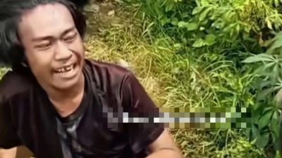 Kota Bekasi - Pria yang diduga mengalami gangguan jiwa nyaris menjadi sasaran amuk massa setelah ketahuan berusaha membawa kabur sebuah mobil di kawasan Duta Harapan, Harapan Baru, Kota Bekasi Utara, Rabu siang (10/12/2025). Foto: Ist/Gobekasi.id.