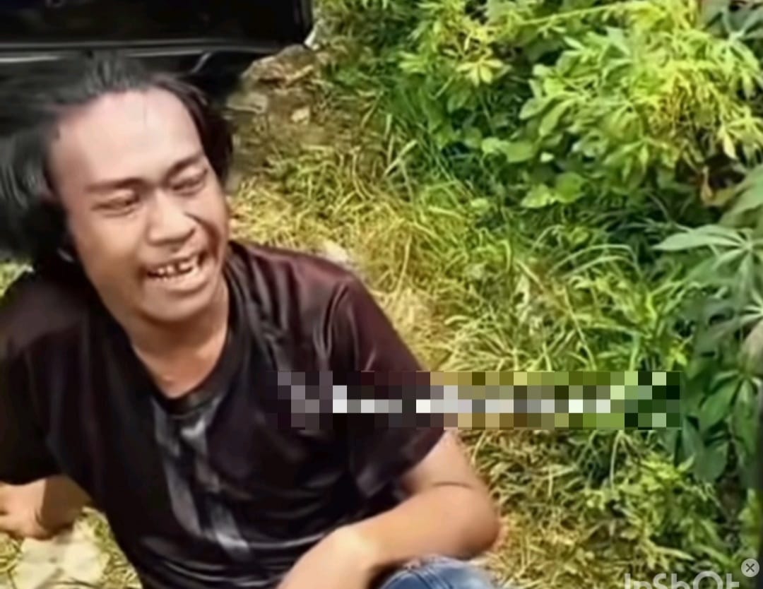 Kota Bekasi - Pria yang diduga mengalami gangguan jiwa nyaris menjadi sasaran amuk massa setelah ketahuan berusaha membawa kabur sebuah mobil di kawasan Duta Harapan, Harapan Baru, Kota Bekasi Utara, Rabu siang (10/12/2025). Foto: Ist/Gobekasi.id.