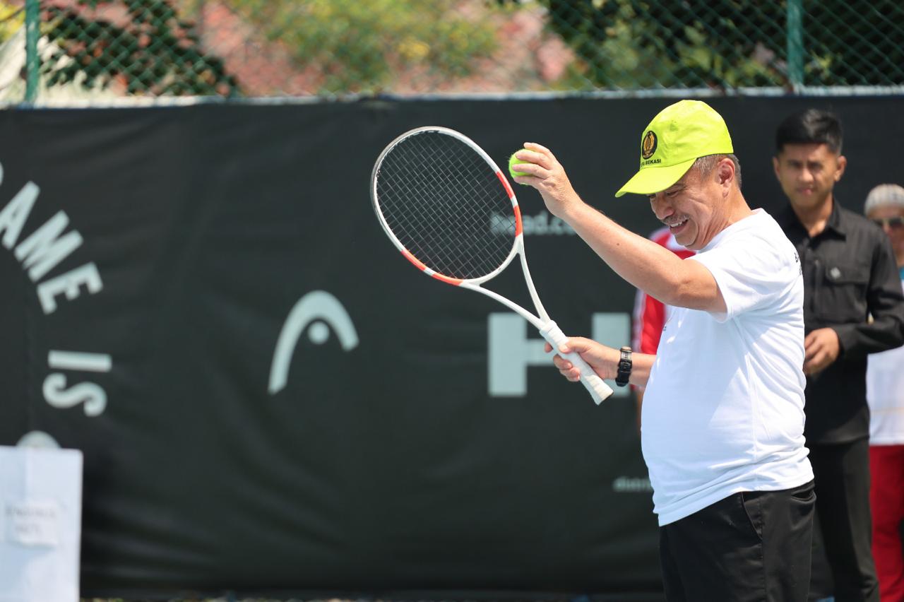 Kota Bekasi - Wawalkot Bekasi Abdul Harris Bobihoe membuka ajang kualifikasi Pekan Olahraga Provinsi (Porprov) XV Jawa Barat untuk cabang olahraga tenis, Jumat (12/12/2025). Foto: Ist/Gobekasi.id.
