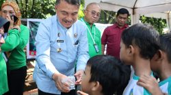 Kota Bekasi - Wakil Wali Kota Bekasi Abdul Harris Bobihoe memberikan Ikan Hias kepada anak - anak. Foto: Ist/Gobekasi.id.