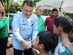 Bagi-Bagi Ikan Hias, Harris Bobihoe Disambut Riang Siswa TK