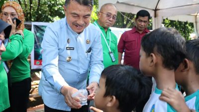 Kota Bekasi - Wakil Wali Kota Bekasi Abdul Harris Bobihoe memberikan Ikan Hias kepada anak - anak. Foto: Ist/Gobekasi.id.