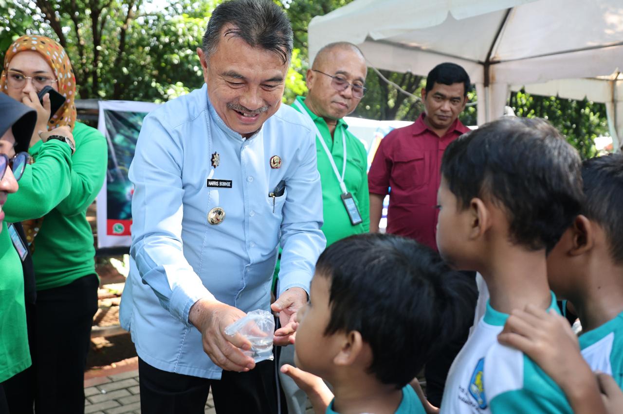 Kota Bekasi - Wakil Wali Kota Bekasi Abdul Harris Bobihoe memberikan Ikan Hias kepada anak - anak. Foto: Ist/Gobekasi.id.
