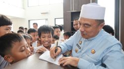 Kota Bekasi - Wakil Wali Kota Bekasi Abdul Harris Bobihoe, dikerubungi siswa usai salat Jumat di Masjid Sekolah Islam Salsabila, Bekasi Timur, Jumat (12/12/2025). Foto: Ist/Gobekasi.id.