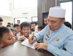 Selesai Salat Jumat, Wawalkot Bekasi Dikerubungi Siswa Minta Tanda Tangan