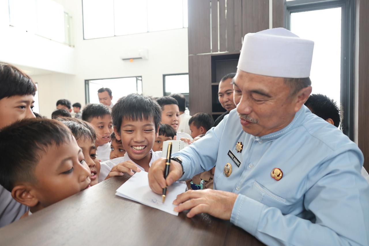 Kota Bekasi - Wakil Wali Kota Bekasi Abdul Harris Bobihoe, dikerubungi siswa usai salat Jumat di Masjid Sekolah Islam Salsabila, Bekasi Timur, Jumat (12/12/2025). Foto: Ist/Gobekasi.id.