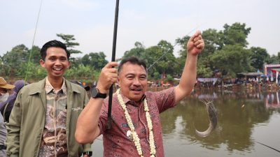 Kota Bekasi - Wakil Wali Kota Bekasi Abdul Harris Bobihoe meresmikan objek wisata Situ Rawa Toke di Kelurahan Sumurbatu, Kecamatan Bantargebang, Kota Bekasi pada Sabtu (13/12/2025). Foto: Ist/Gobekasi.id.