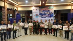 Kota Bekasi - Wakil Wali Kota Bekasi Abdul Harris Bobihoe, menerima donasi kemanusiaan untuk korban bencana longsor dan banjir di Aceh, Sumatera Barat, dan Sumatera Utara. yang bersumber dari penggalangan dana warga Jatiasih. Foto: Ist/Gobekasi.id.