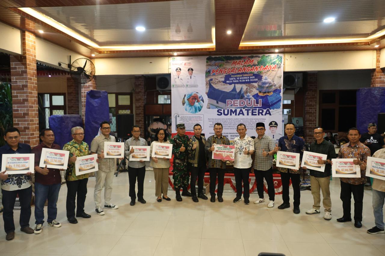 Kota Bekasi - Wakil Wali Kota Bekasi Abdul Harris Bobihoe, menerima donasi kemanusiaan untuk korban bencana longsor dan banjir di Aceh, Sumatera Barat, dan Sumatera Utara. yang bersumber dari penggalangan dana warga Jatiasih. Foto: Ist/Gobekasi.id.