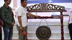 Kota Bekasi - Sekda Kota Bekasi, Junaedi memukul gong sebagai tanda pembukaan kegiatan Peringatan Hari AIDS Sedunia (HAS) 2025 yang digelar di Balai Patriot, Kota Bekasi, Minggu (15/12/2025). Foto: Ist/Gobekasi.id.