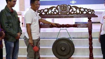 Kota Bekasi - Sekda Kota Bekasi, Junaedi memukul gong sebagai tanda pembukaan kegiatan Peringatan Hari AIDS Sedunia (HAS) 2025 yang digelar di Balai Patriot, Kota Bekasi, Minggu (15/12/2025). Foto: Ist/Gobekasi.id.